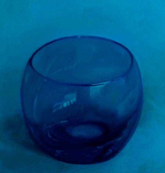 “Vaso azul” Óleo sobre lienzo, 20 x 20 x 8. 2021.